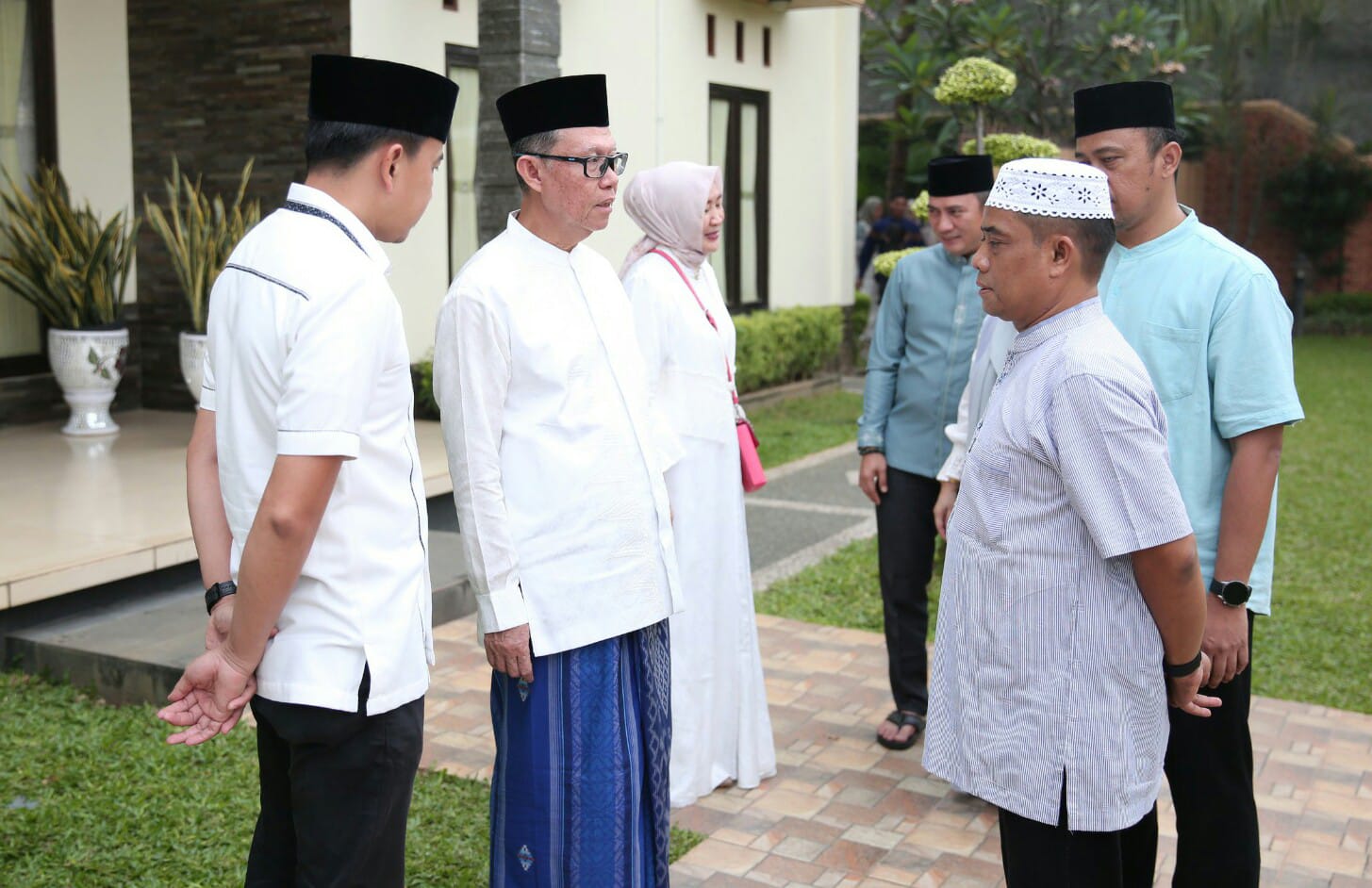 Plh. Gubernur Lampung Fahrizal Darminto menggelar Open House dalam rangka Hari Raya Idul Adha 1445 H, dikediamannya yang beralamatkan di Gg. H.M.Isya, Kelurahan Tanjung Senang, Kecamatan Tanjung Senang, Bandar Lampung || Foto: Adpim Pemprov Lampung