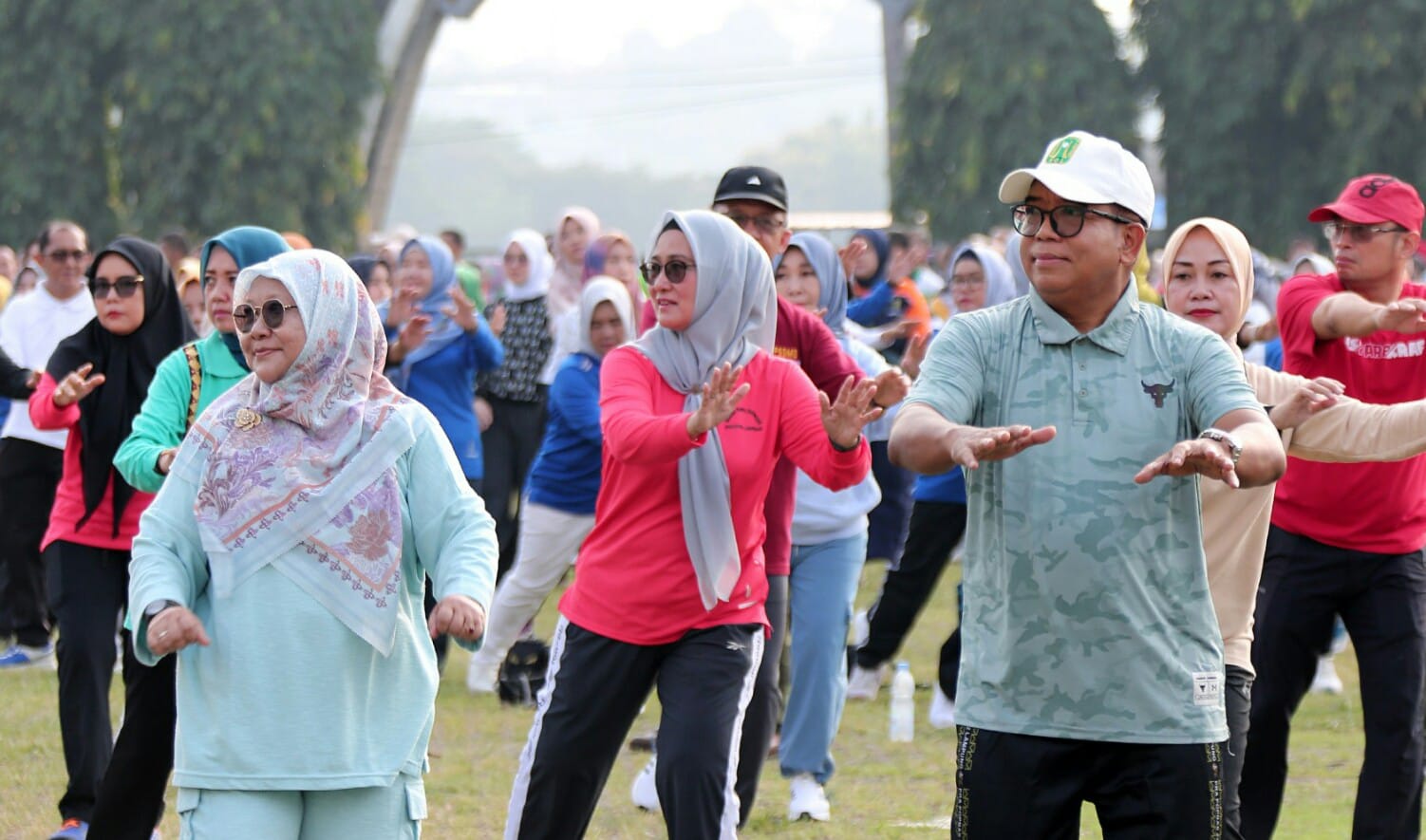Pj. Gubernur Lampung Samsudin dan Pj. Ketua Tim Penggerak PKK Provinsi Lampung Ibu Maidawati Retnoningsih senam bersama para pegawai Pemerintah Provinsi Lampung  di Lapangan Korpri, Kantor Gubernur Lampung || Foto: Adpim Pemprov Lampung