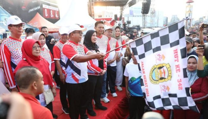 Bersama Wali Kota Eva Dwiana, Pj Gubernur Lampung Lepas Peserta Jalan Sehat HUT Kota Bandar Lampung ke-342