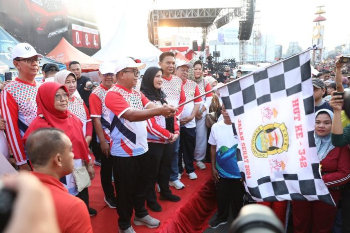 Pj. Gubernur Lampung Samsudin bersama Wali Kota Bandar Lampung Eva Dwiana melepas peserta jalan sehat dalam rangka HUT Kota Bandarlampung ke-342 di Tugu Adipura, Jalan Jendral Ahmad Yani, Bandar Lampung || Foto: Adpim Pemprov Lampung