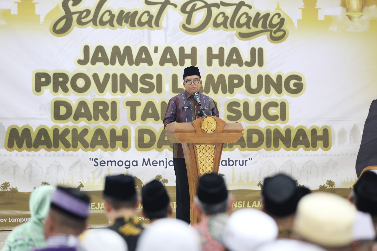 Pj. Gubernur Lampung Samsudin menyambut kedatangan Jemaah Haji Kloter 3 JKG atau Kloter Pertama Provinsi Lampung Tahun 2024 di Gedung Madinatul Hujjaj Asrama Haji Provinsi Lampung || Foto: Adpim Pemprov Lampung