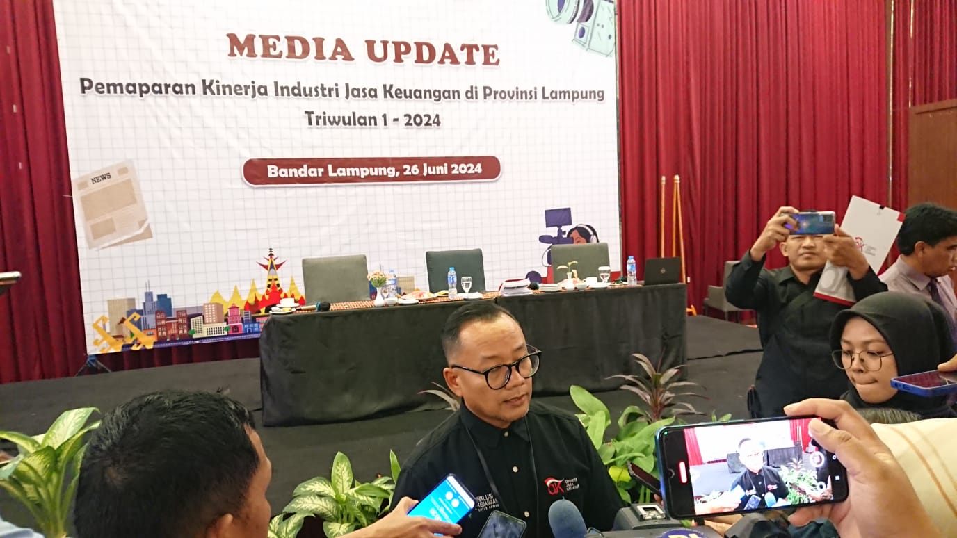 Kepala OJK Provinsi Lampung, Otto Fitriandy dalam kegiatan Media Update Kinerja Industri Jasa Keuangan Provinsi Lampung periode Triwulan 1 – 2024 saat diwawancara awak media || Foto: 5w1hindonesia.id