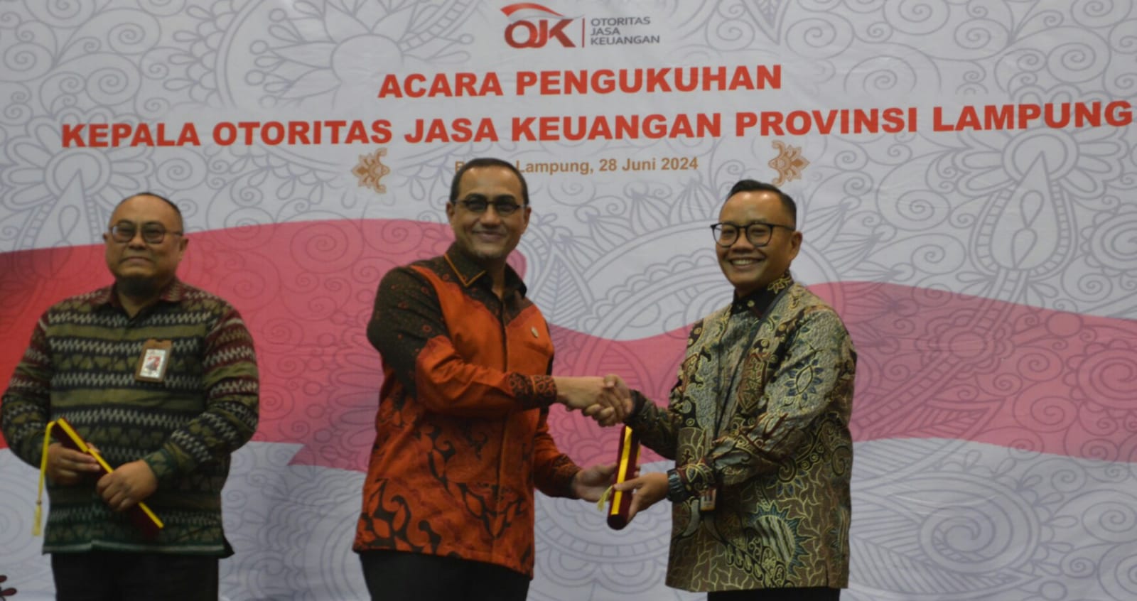 Kepala Eksekutif Pengawas Inovasi Teknologi Sektor Keuangan, Aset Keuangan Digital, dan Aset Kripto merangkap Anggota Dewan Komisioner OJK RI Hasan Fawzi, telah mengukuhkan Otto Fitriandy sebagai Kepala OJK Provinsi Lampung || Foto: Dok. OJK Lampung