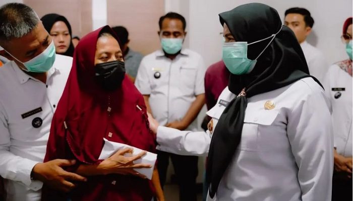 Jenguk Korban Seruduk Sapi, Eva Dwiana Berikan Bantuan Rp 20 Juta