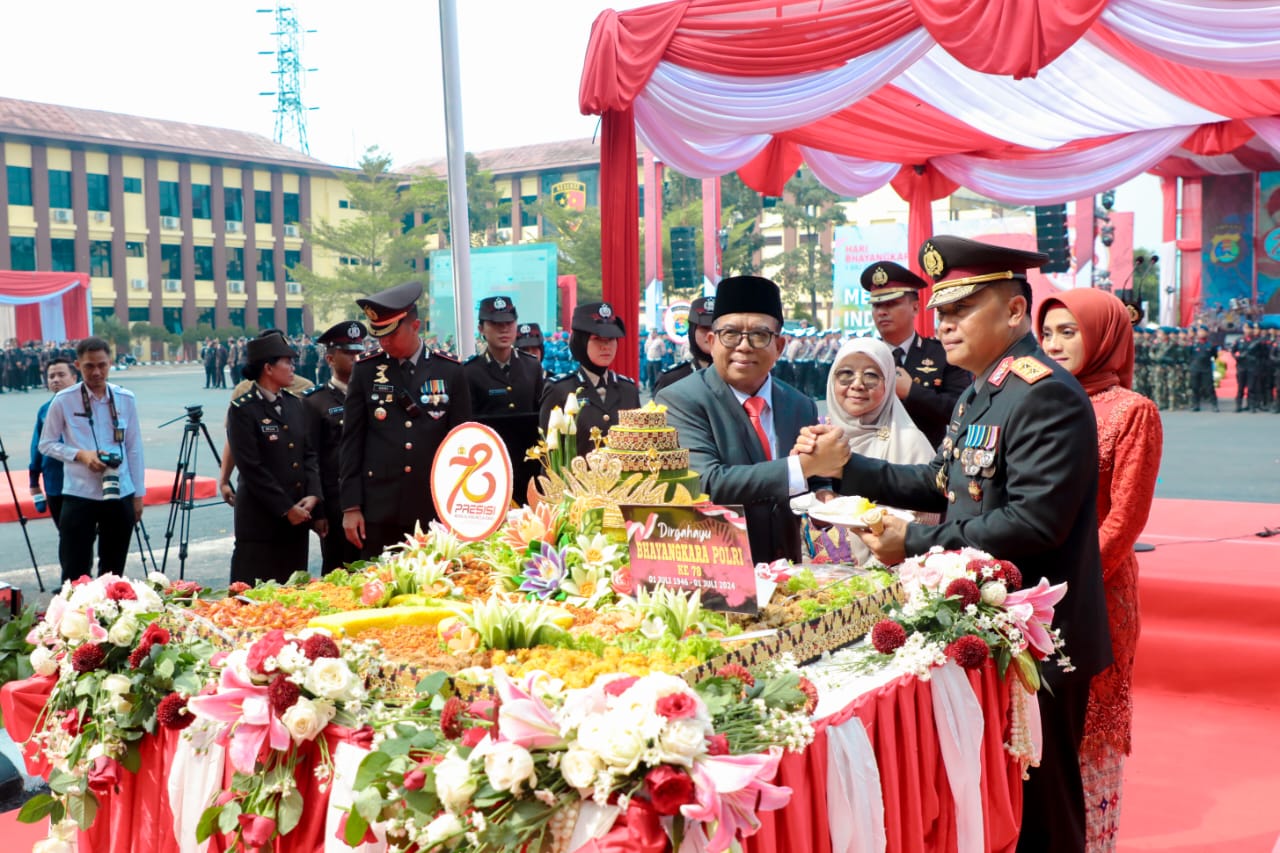 Pj. Gubernur Lampung Samsudin menghadiri upacara peringatan Hari Bhayangkara ke-78 di Lapangan Mapolda Lampung, Lampung Selatan || Foto: Adpim Pemprov Lampung