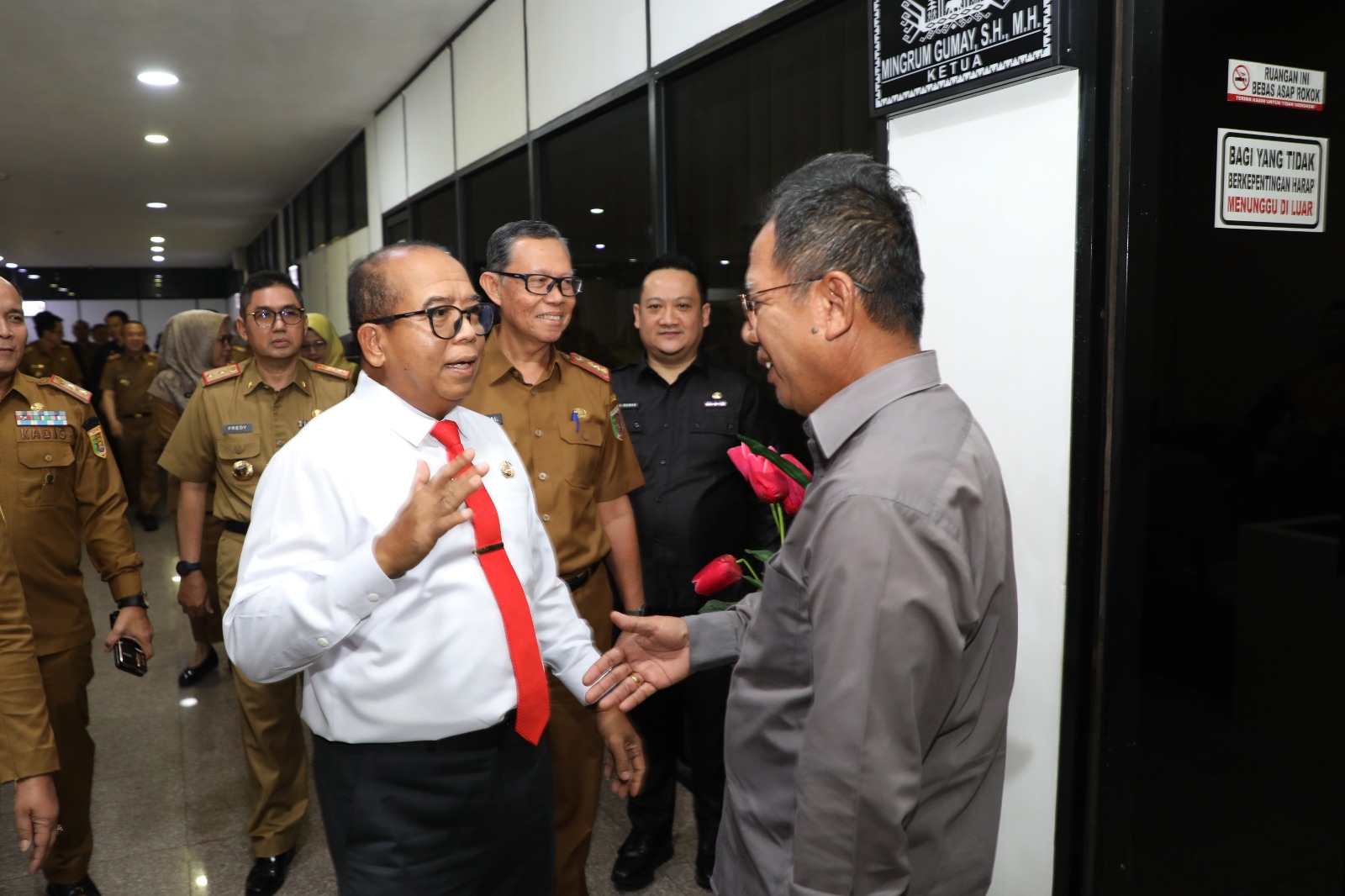 Pj. Gubernur Lampung Samsudin didampingi Sekdaprov Fahrizal Darminto dan jajaran Pejabat Tinggi Pratama serta Kepala OPD Pemerintah Provinsi Lampung, mengunjungi DPRD Provinsi Lampung || Foto: Adpim Pemprov Lampung