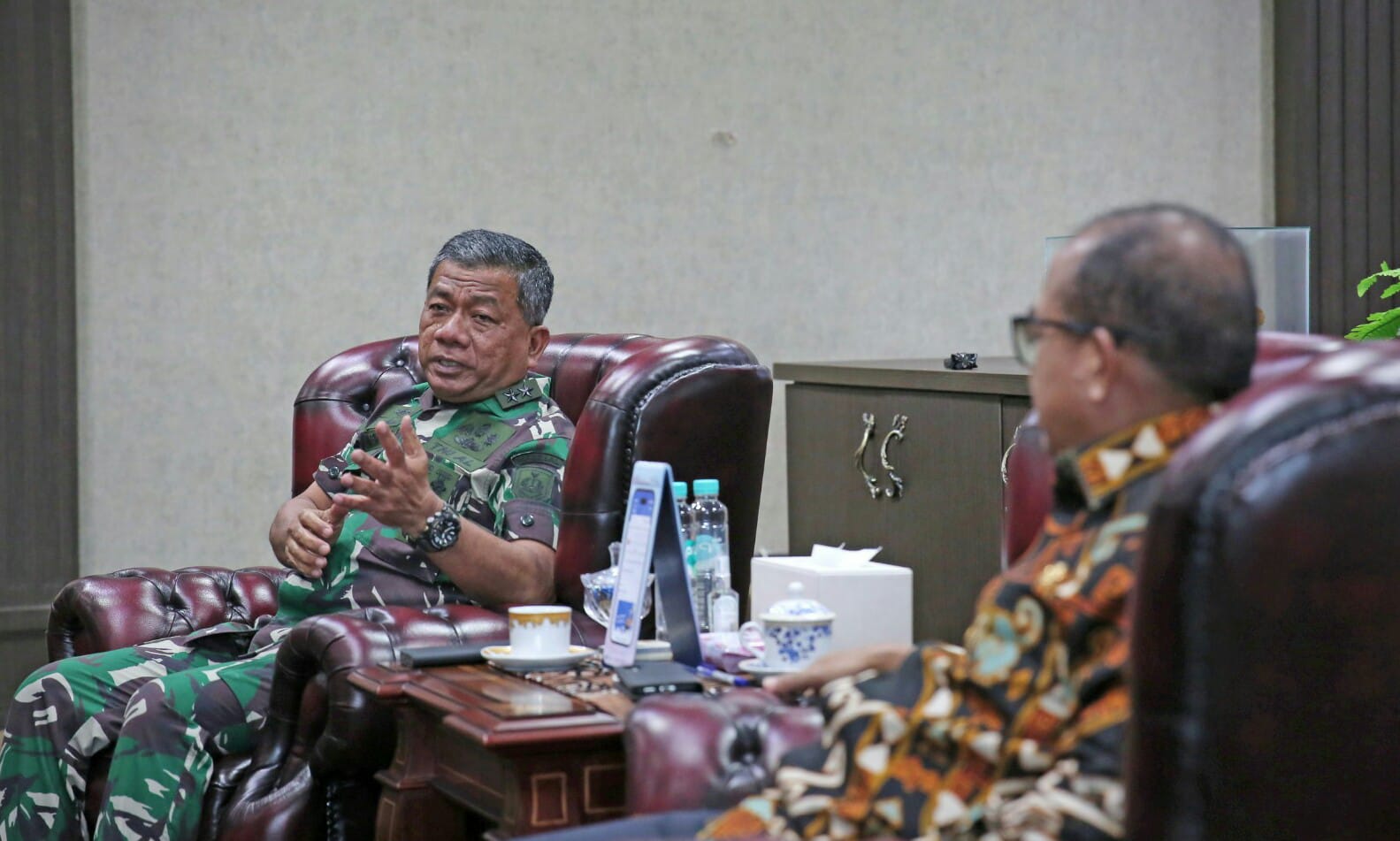 Pj. Gubernur Lampung Samsudin menerima kunjungan Asisten Potensi Maritim (Aspotmar) Kasal Mayjen TNI Mar Hermanto terkait kegiatan Ketahanan Pangan di Piabung, Pesawaran || Foto: Adpim Pemprov Lampung