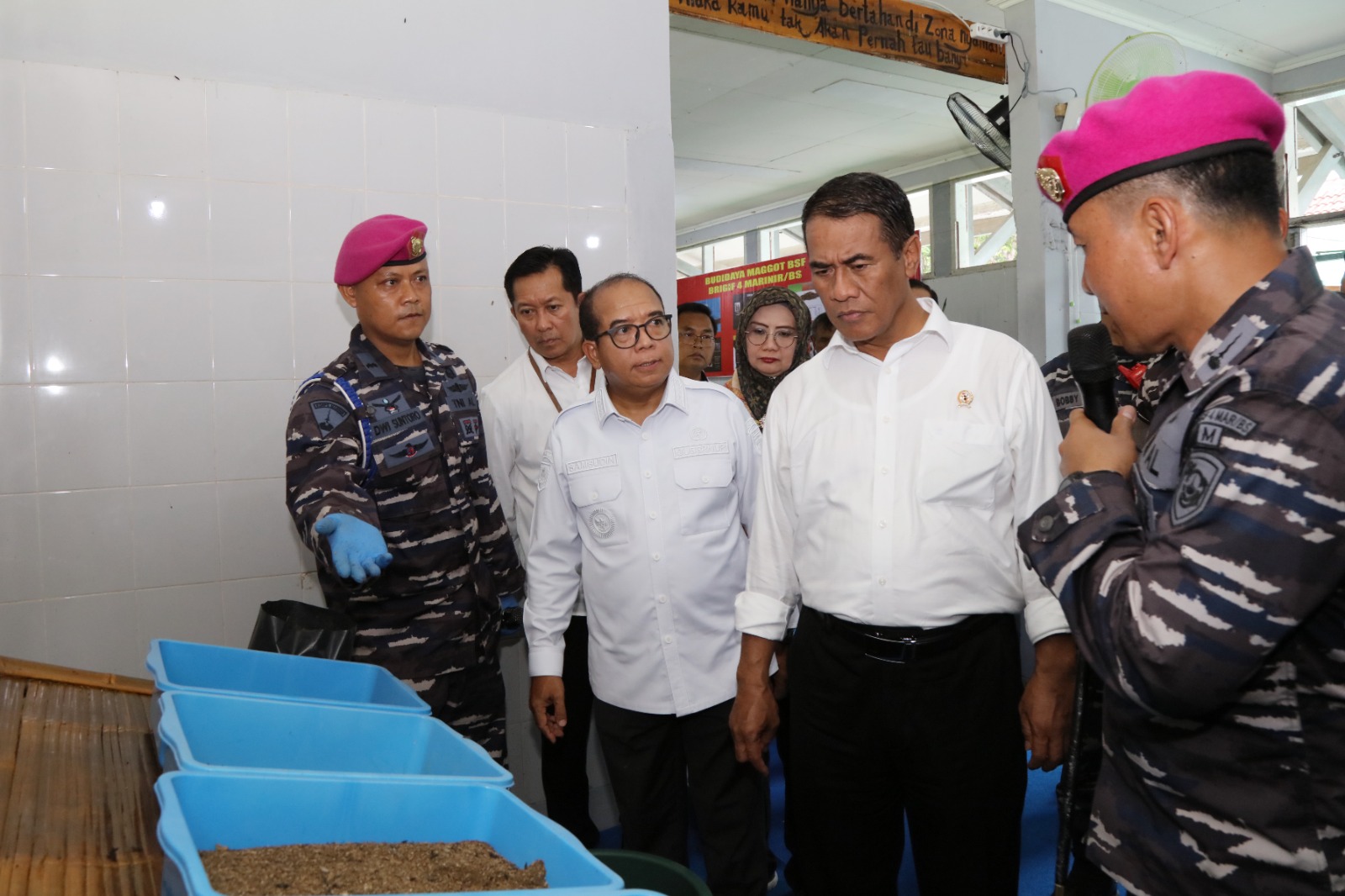 Pj. Gubernur Lampung Samsudin mendampingi kunker Mentan Andi Amran Sulaiman dan Kepala Staf Angkatan Laut yang diwakili Wakil Kepala Staf Angkatan Laut Erwin S. Aldedharma dalam rangka meninjau program ketahanan pangan, di Markas Komando Brigif 4, Kecamatan Padang Cermin, Kabupaten Pesawaran || Foto: Adpim Pemprov Lampung