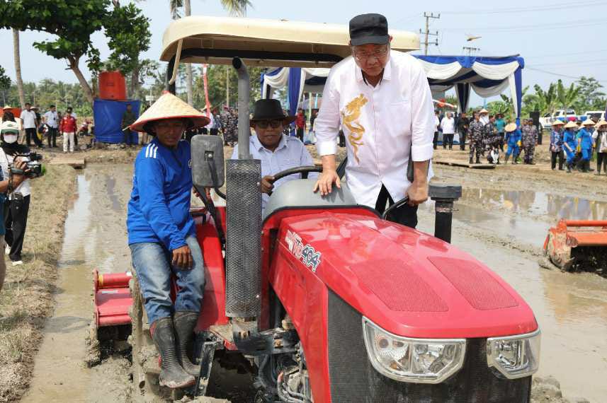 Mentan Andi Amran Sulaiman dan Kepala Staf Angkatan Laut yang diwakili Wakasal Laksdya TNI Erwin S. Aldedharma bersama Pj. Gubernur Lampung Samsudin melakukan Gebyar Panen Raya Padi dan Jagung, sekaligus penanaman bibit padi dan jagung, di Pantai Caligi, Kabupaten Pesawaran || Foto: Adpim Pemprov Lampung