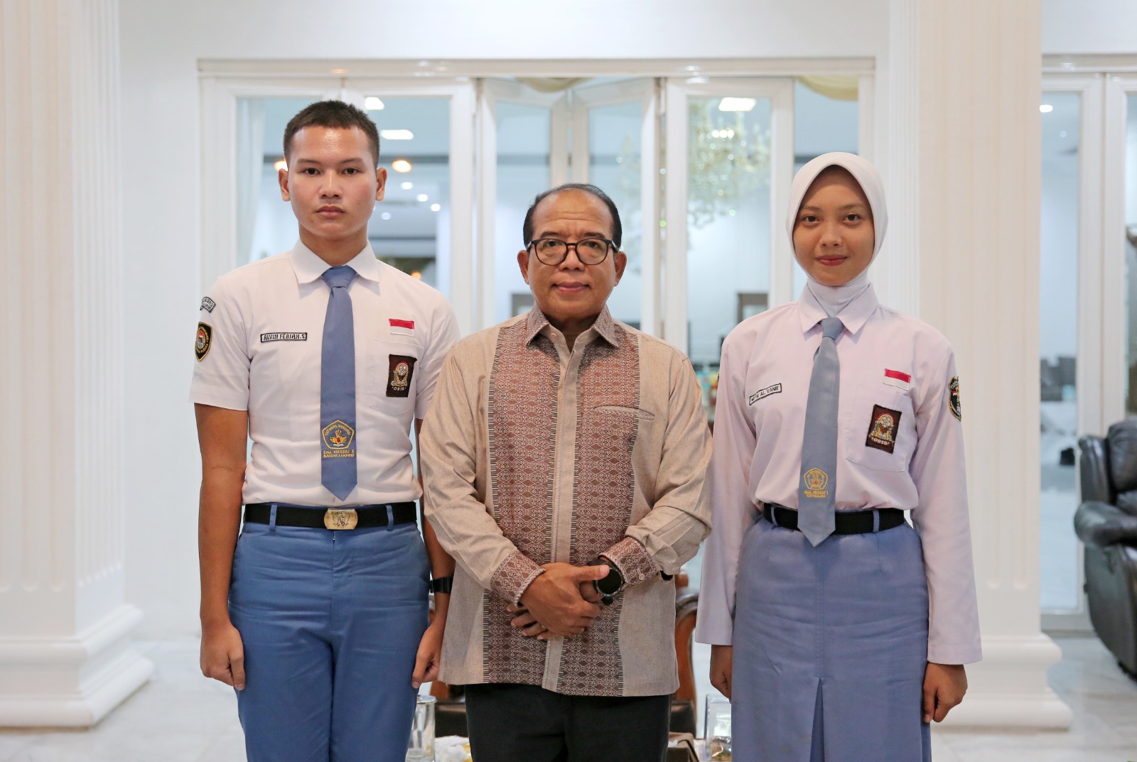 Pj. Gubernur Lampung Samsudin menerima dua anggota Paskibraka asal Provinsi Lampung yang akan menjalankan tugas pengibaran bendera di IKN saat 17 Agustus 2024 mendatang || Foto: Adpim Pemprov Lampung