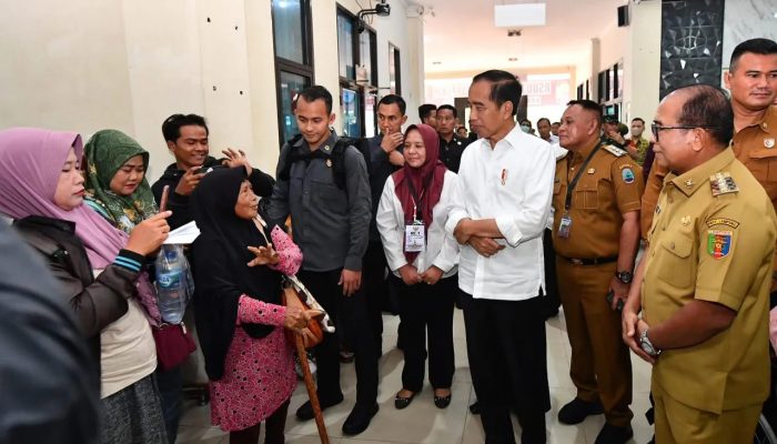 Pj Gubernur Lampung Dampingi Presiden Jokowi Kunjungi RSUD dr. H. Bob Bazar