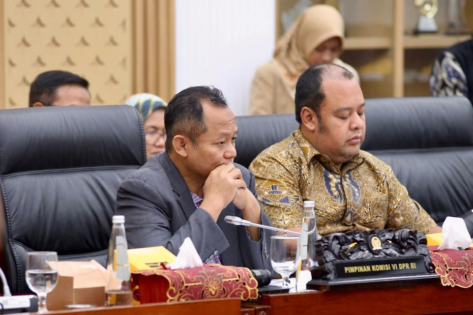 Pimpinan Rapat Kerja dengan Menteri BUMN terkait dengan pemberian PMN, Muhammad Sarmuji (kiri) mendukung penuh alokasi PMN untuk mendukung upaya PLN dalam memberikan akses listrik untuk masyarakat di daerah 3T || Foto: Dok. PLN