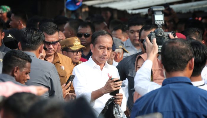 Kunjungan ke Pasar Sentral Kota Bumi, Presiden Jokowi Disambut Antusias  Ribuan Warga