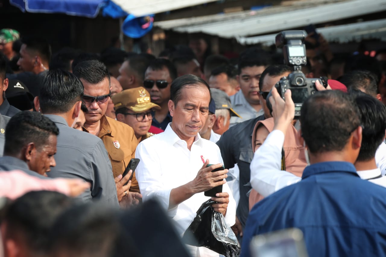 Pj. Gubernur Lampung Samsudin mendampingi kunjungan Presiden Republik Indonesia Joko Widodo ke Pasar Sentral Kota Bumi, Kabupaten Lampung Utara || Foto: Adpim Pemprov Lampung
