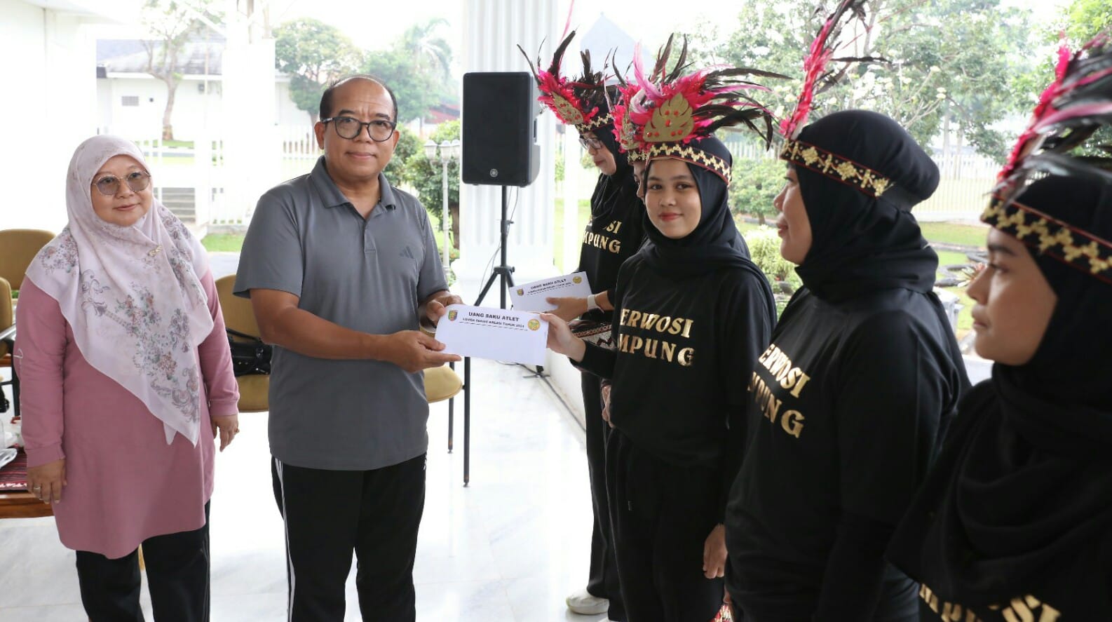 Pj. Gubernur Lampung Samsudin secara langsung melepas atlet Perwosi Lampung dalam rangka mengikuti Lomba Senam Kreasi Piala Ibu Negara RI Tahun 2024, di Mahan Agung, Bandar Lampung || Foto : Adpim Pemprov Lampung
