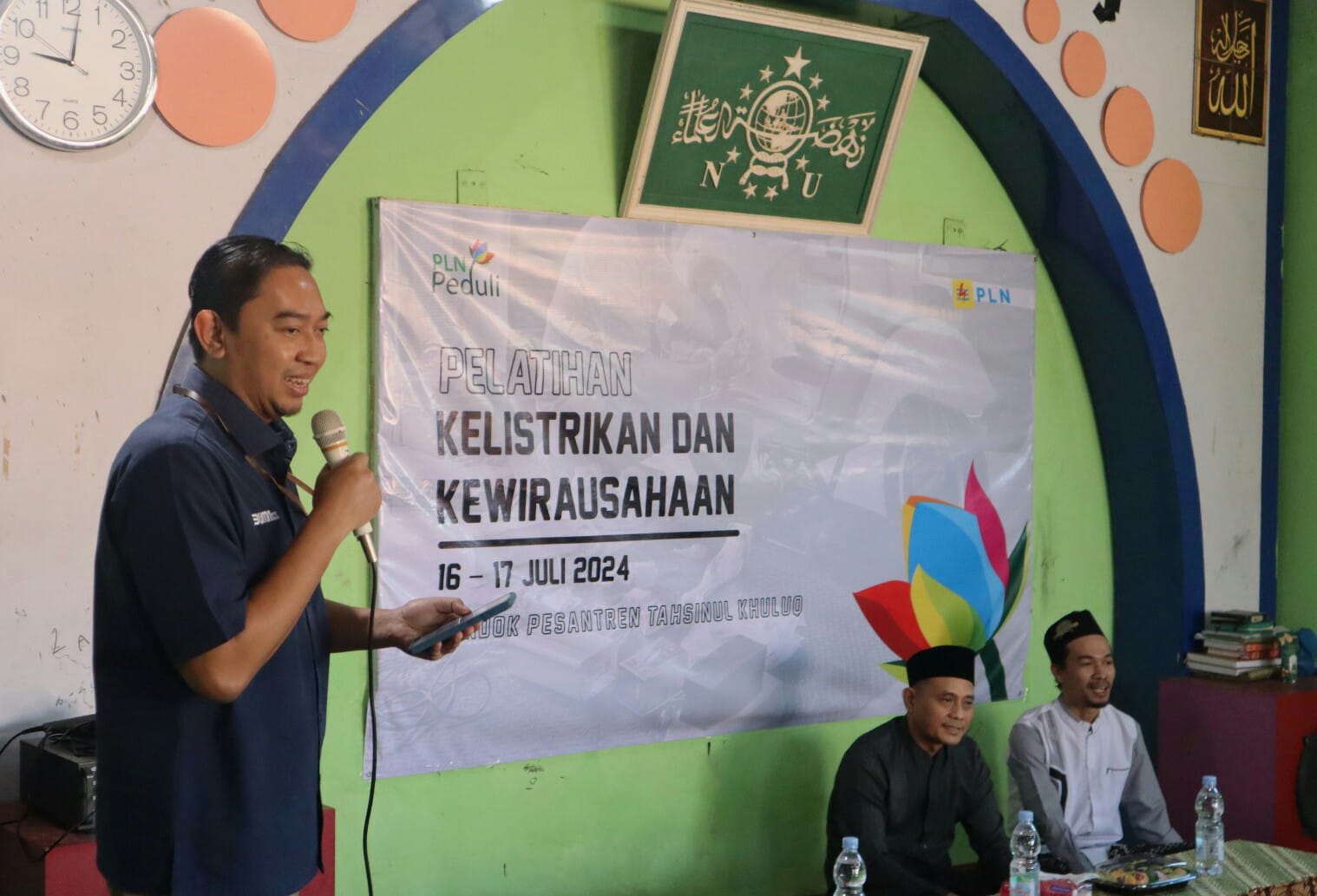 General Manager PLN UID Lampung, Sugeng Widodo menyampaikan sambutan pada pembukaan Pelatihan Kelistrikan dan Kewirausahaan di Pondok Pesantren Tahsinul Khuluq, Bandar Lampung || Foto: PLN UID Lampung