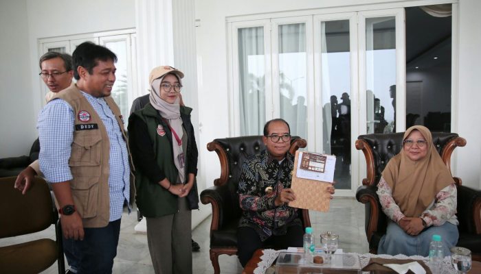 Pantarlih Kelurahan Sumur Batu Bandar Lampung Lakukan Pencocokan dan Penelitian Data Pemilih Pilkada 2024 kepada Pj Gubernur Samsudin dan Ibu Maidawati