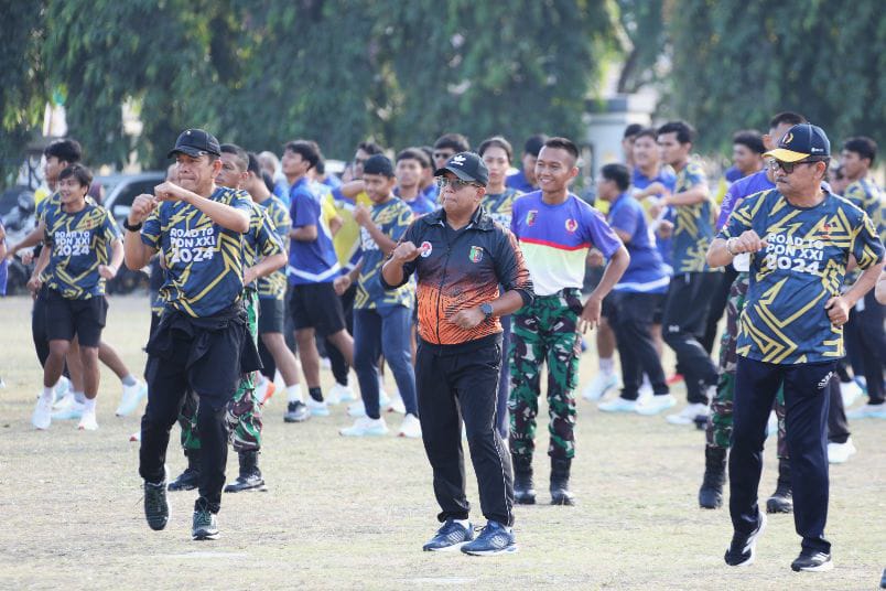 Pj. Gubernur Lampung Samsudin dan Ketua Harian KONI Lampung Amalsyah Tarmizi serta jajaran OPD Pemerintah Provinsi Lampung melaksanakan senam bersama seluruh atlet PON Lampung || Foto: Adpim Pemprov Lampung