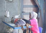 Potret salah satu peserta Pelatihan Ketrampilan Menjahit praktik menggunakan alat jahit yang difasilitasi oleh PLN Peduli || Foto: PLN UID Lampung