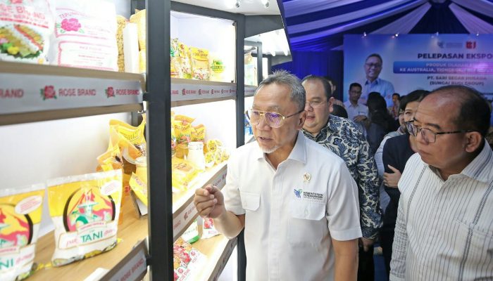 Dampingi Mendag Zulkifli Hasan, Pj Gubernur Samsudin Lepas Ekspor Olahan Kelapa PT Sari Segar Husada