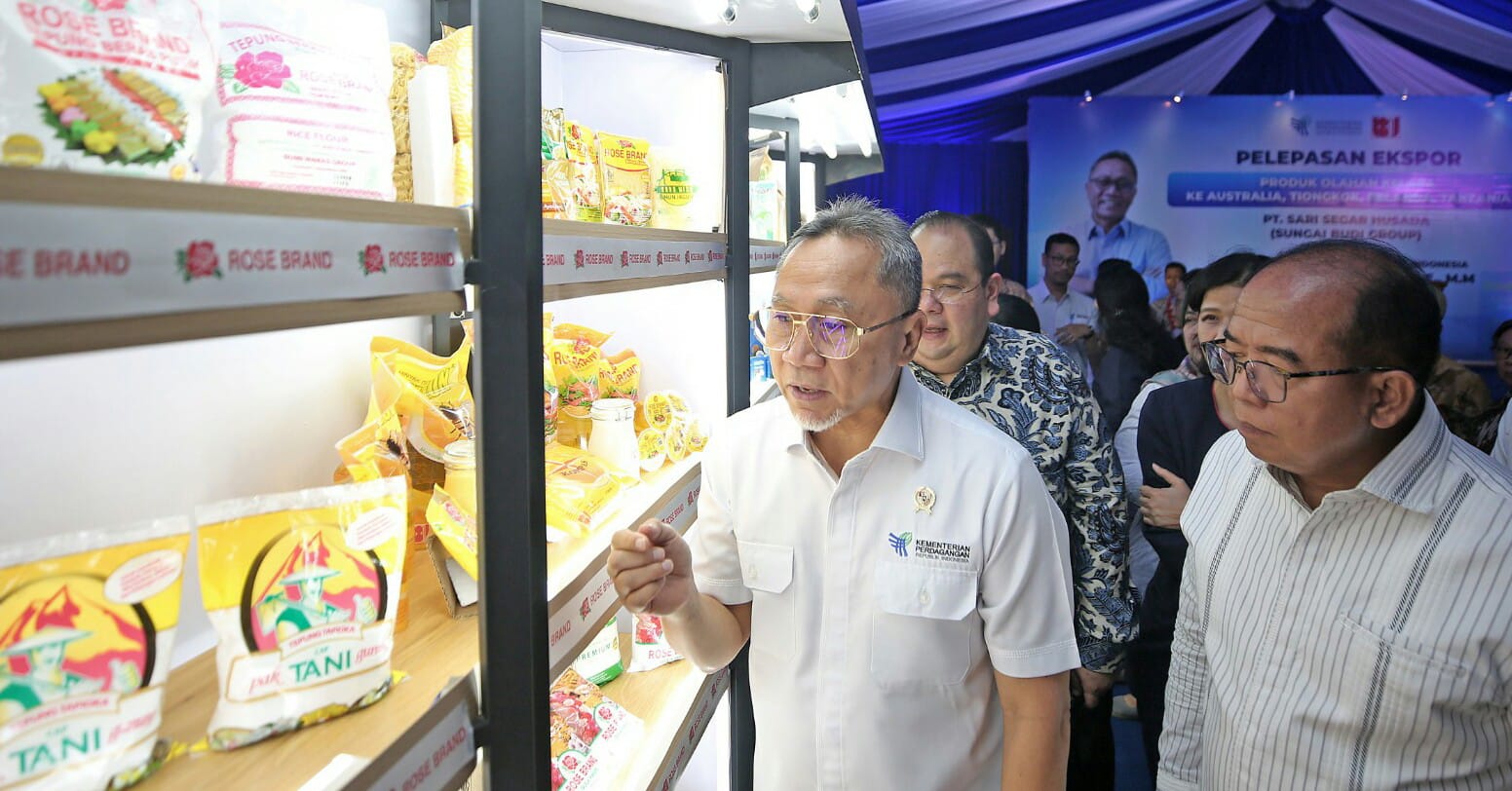 Pj. Gubernur Lampung Samsudin mendampingi Menteri Perdagangan Zulkifli Hasan melepas ekspor olahan kelapa ke sejumlah negara, di Kantor PT Sari Segar Husada, Kabupaten Lampung Selatan || Foto: Adpim Pemprov Lampung