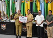 Penjabat (Pj) Gubernur Lampung, Samsudin menerima insentif fiskal kategori Pengendalian Inflasi Daerah dari Menteri Dalam Negeri RI, M. Tito Karnavian || Foto: Dinas Kominfotik Provinsi Lampung