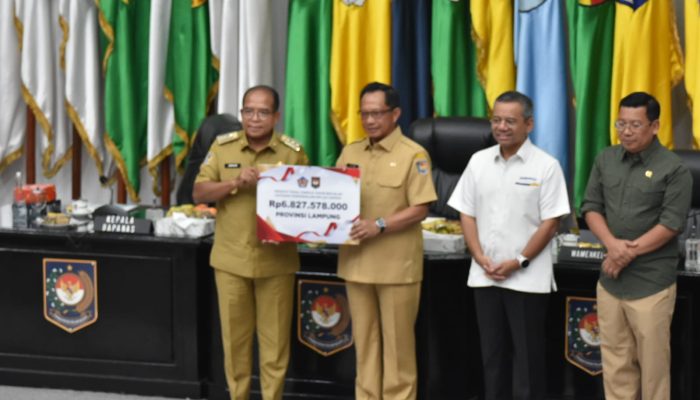 Pj Gubernur Lampung Terima Insentif Fiskal Pengendalian Inflasi Daerah