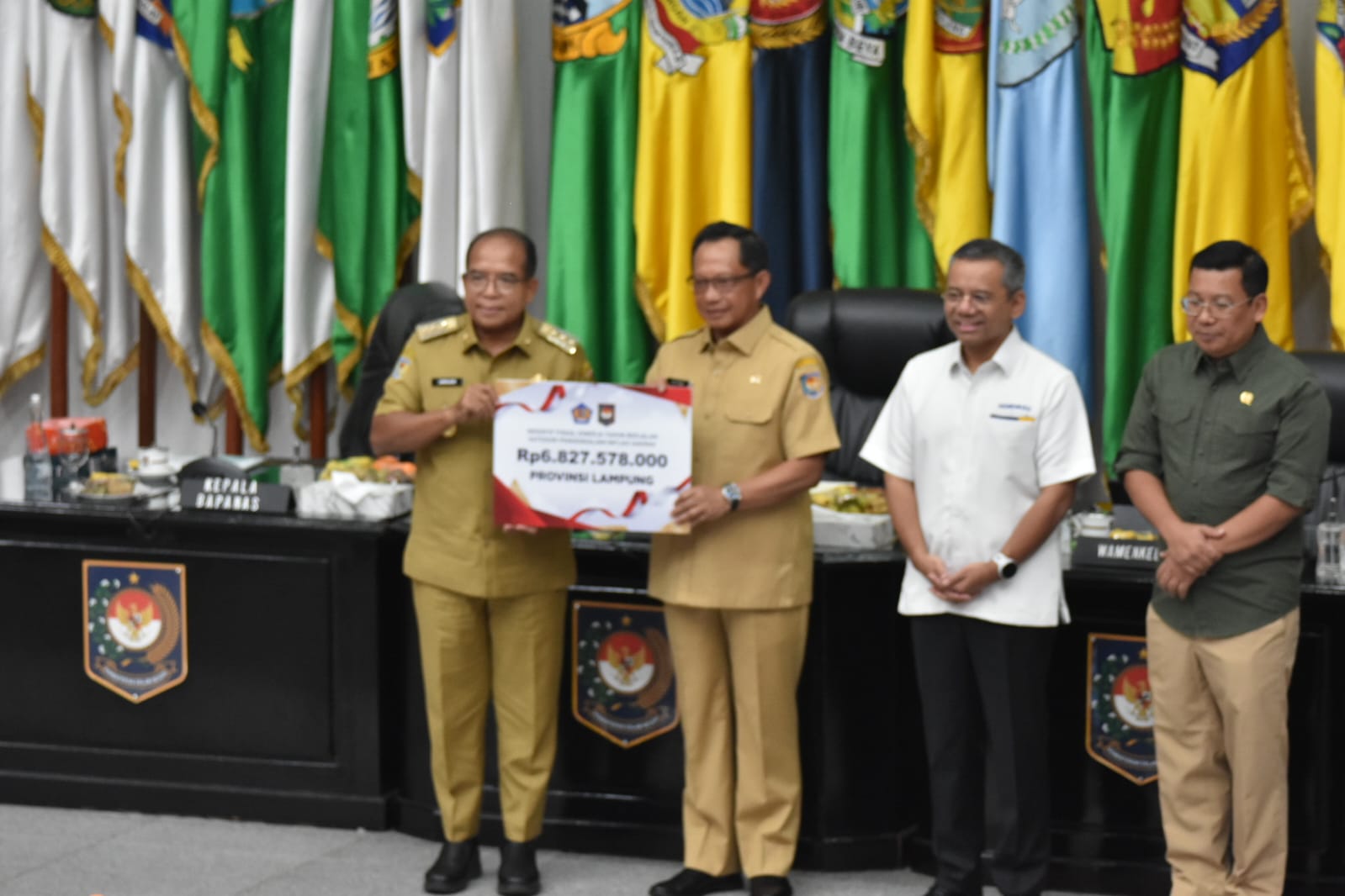 Penjabat (Pj) Gubernur Lampung, Samsudin menerima insentif fiskal kategori Pengendalian Inflasi Daerah dari Menteri Dalam Negeri RI, M. Tito Karnavian || Foto: Dinas Kominfotik Provinsi Lampung