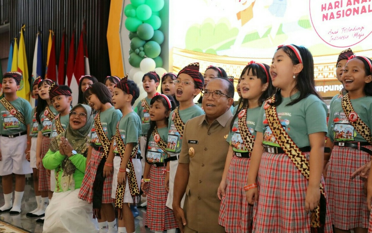 Pj. Gubernur Lampung Samsudin dan Pj. Ketua TP-PKK Provinsi Lampung Maidawati Samsudin menghadiri acara Peringatan Hari Anak Nasional (HAN) ke-40 Tingkat Provinsi Lampung || Foto: Adpim Pemprov Lampung