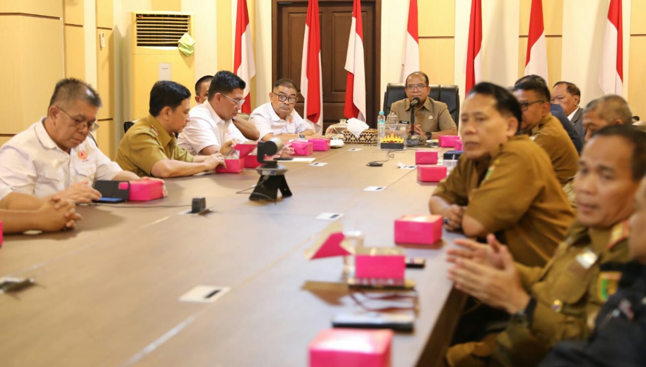 Pj. Gubernur Lampung Samsudin saat rapat virtual bersama Pj. Gubernur Banten Al Muktabar terkait pelaksanaan Pekan Olahraga Nasional (PON) XXIII tahun 2032 mendatang || Foto: Adpim Pemprov Lampung