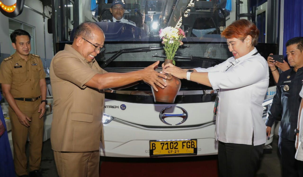 Pj. Gubernur Lampung Samsudin dan Dirut Perum Damri Setia N. Milatia Moemin meluncurkan 26 bus Damri baru dan meresmikan Fasilitas Ruang Tunggu Damri Stasiun Tanjung Karang || Foto: Adpim Pemprov Lampung