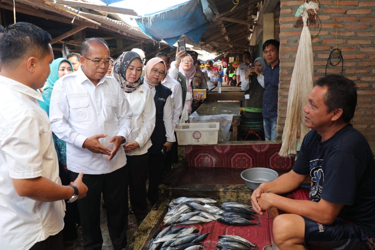 Pj. Gubernur Lampung Samsudin meninjau pasar tradisional saat kunjugan ke Tulang Bawang Barat || Foto: Adpim Pemprov Lampung