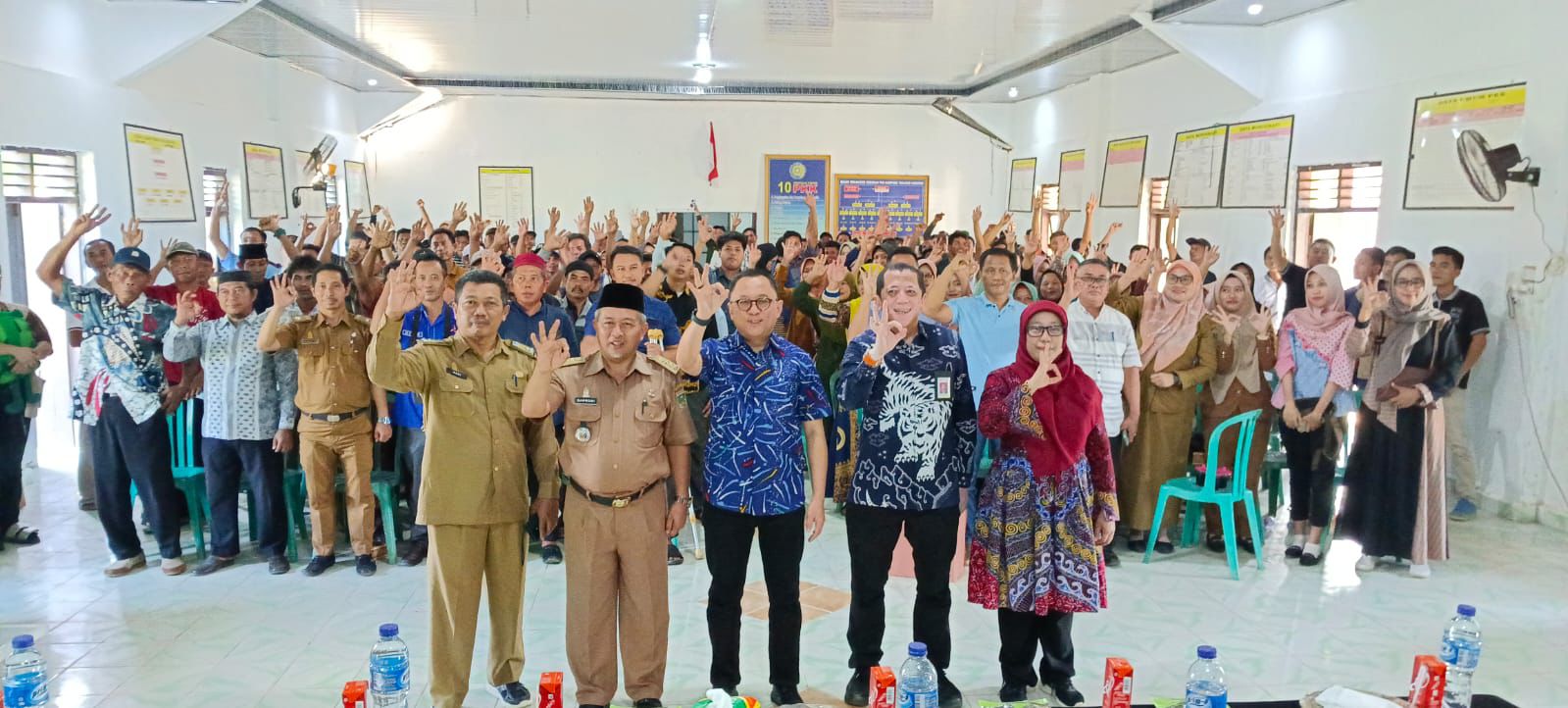 Keseruan masyarakat yang mengikuti kegiatan edukasi literasi keuangan yang dilaksanakan OJK bersama dengan Anggota Komisi XI Dewan Perwakilan Rakyat Republik Indonesia (DPR-RI) || Foto: OJK Provinsi Lampung