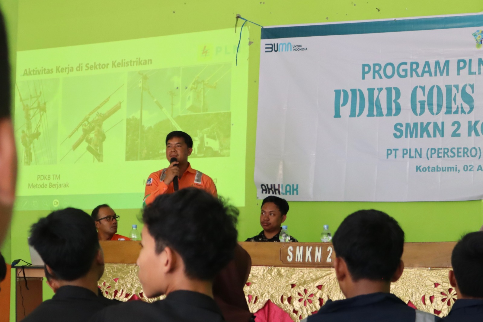 Ramadhon Zarkasyi selaku Team Leader PDKB Tanjung Karang menyampaikan materi seputar Proses Bisnis PLN kepada siswa/i SMKN 2 Kotabumi || Foto: PLN UID Lampung