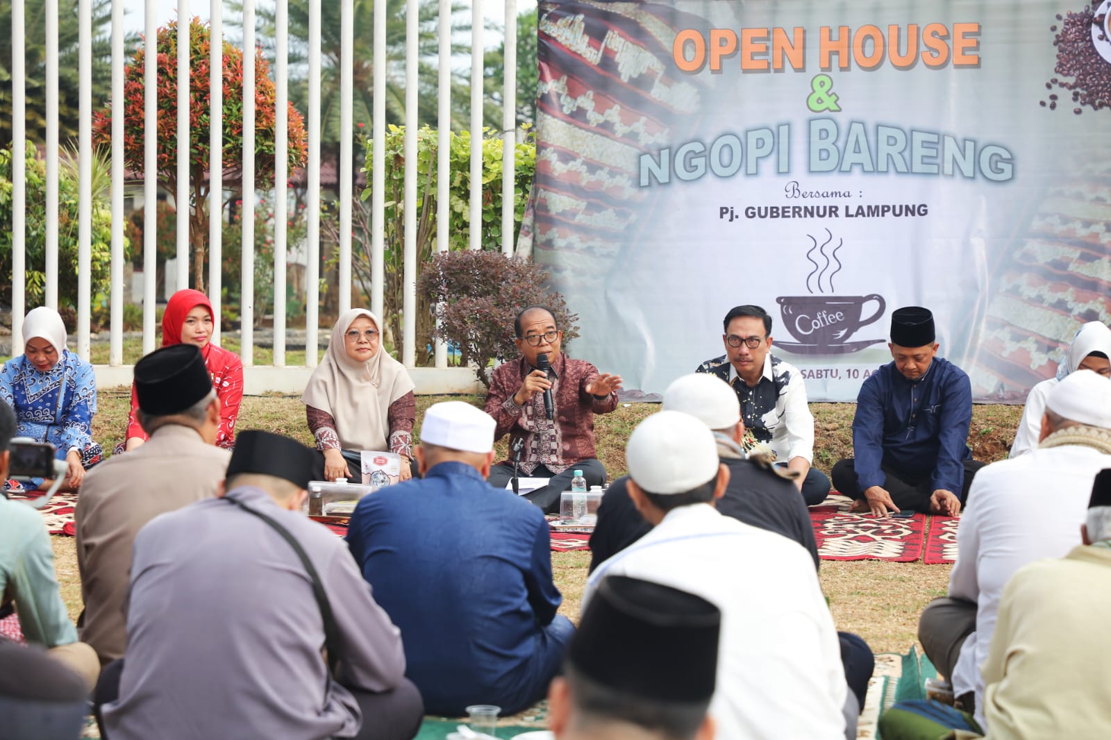 Pj. Gubernur Lampung Samsudin menggelar silaturahmi dan Ngopi Bareng bersama masyarakat, khususnya masyarakat yang berdomisili di seputaran Mahan Agung, Bandar Lampung || Foto: Adpim Pemprov Lampung