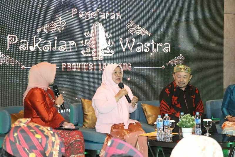 Penjabat Ketua Dekranasda  Provinsi Lampung, Maidawati Retnoningsih  menghadiri pameran Wastra yang berlangsung di Hotel Santika, Bandar Lampung || Foto: Dinas Kominfotik Provinsi Lampung