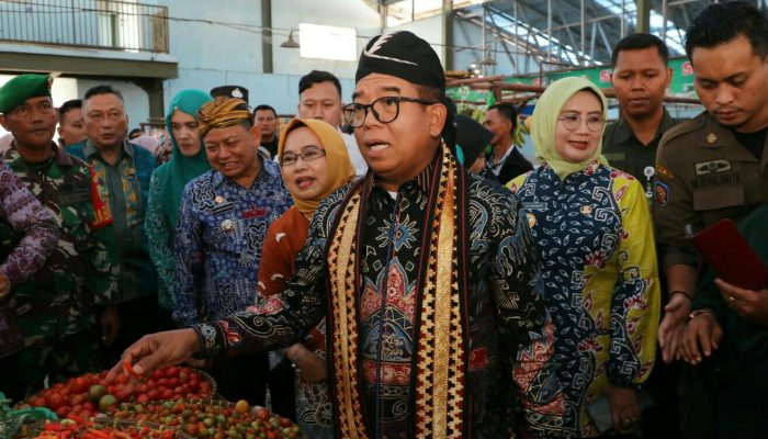 Pastikan Ketersediaan dan Stabilitas Harga Bahan Pokok, Pj Gubernur Samsudin Tinjau Pasar Pekalongan Lampung Timur
