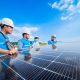 Petugas PLN melakukan inspeksi solar panel PLTS IKN || Foto: PLN