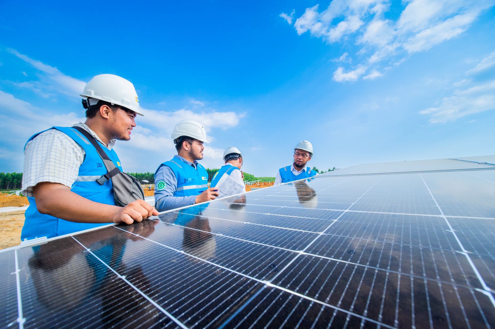 Petugas PLN melakukan inspeksi solar panel PLTS IKN || Foto: PLN