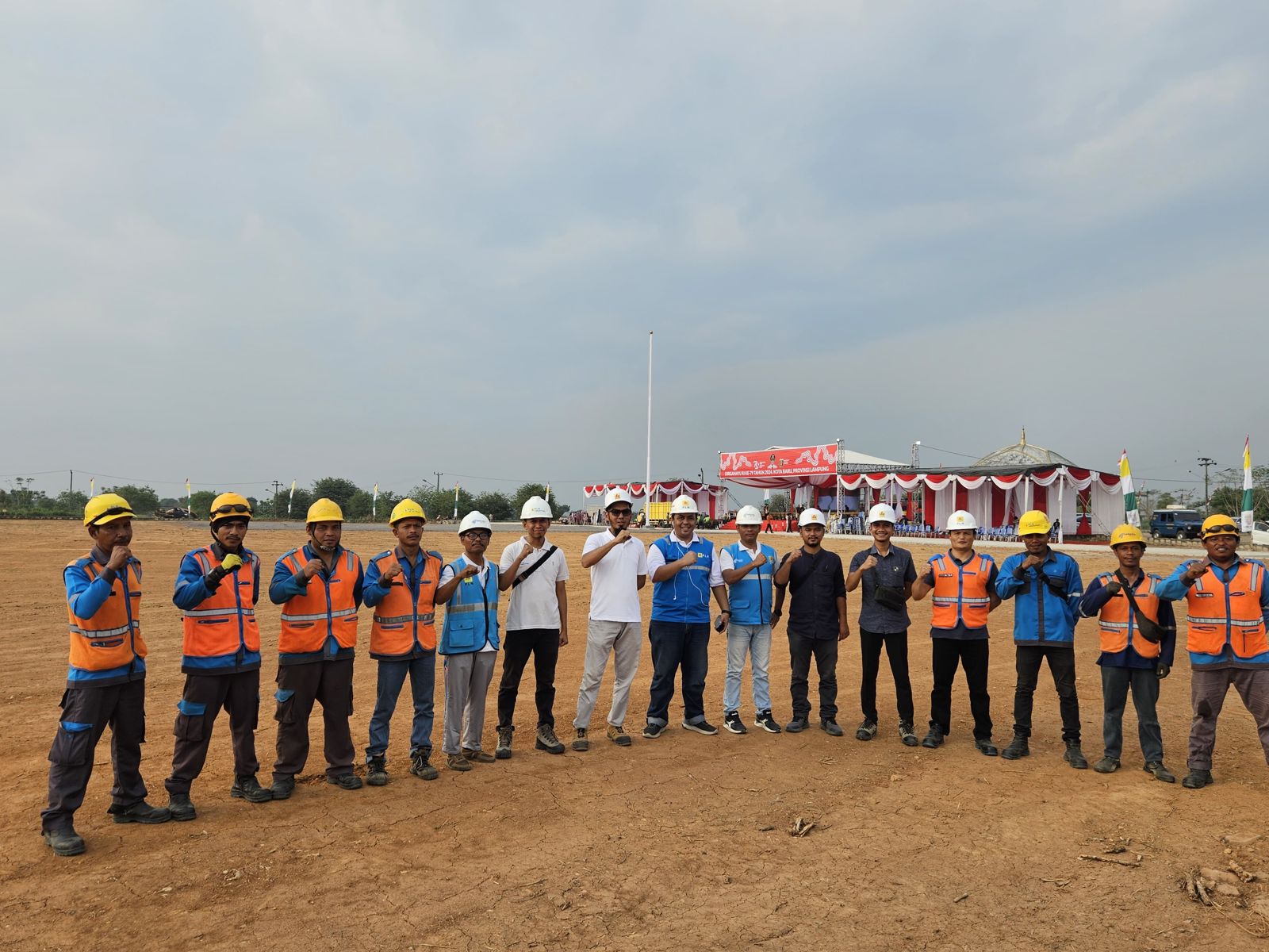 Personel Siaga menyiapkan Keandalan Listrik di Lapangan Kota Baru Provinsi Lampung || Foto: PLN UID Lampung