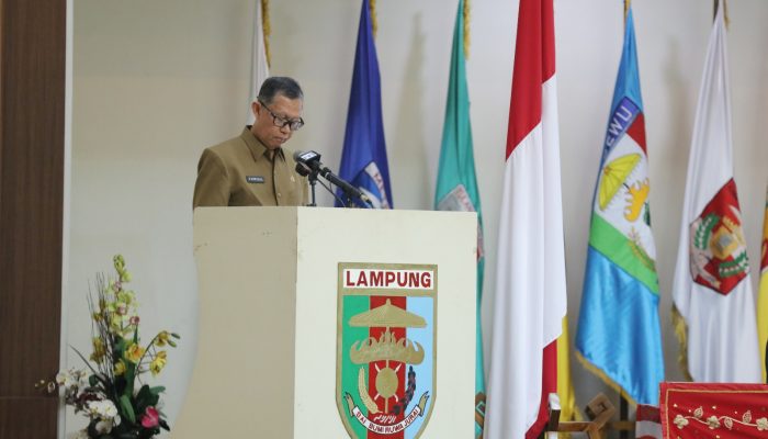 Sekdaprov Fahrizal Serahkan Raperda APBD Lampung Tahun Anggaran 2025