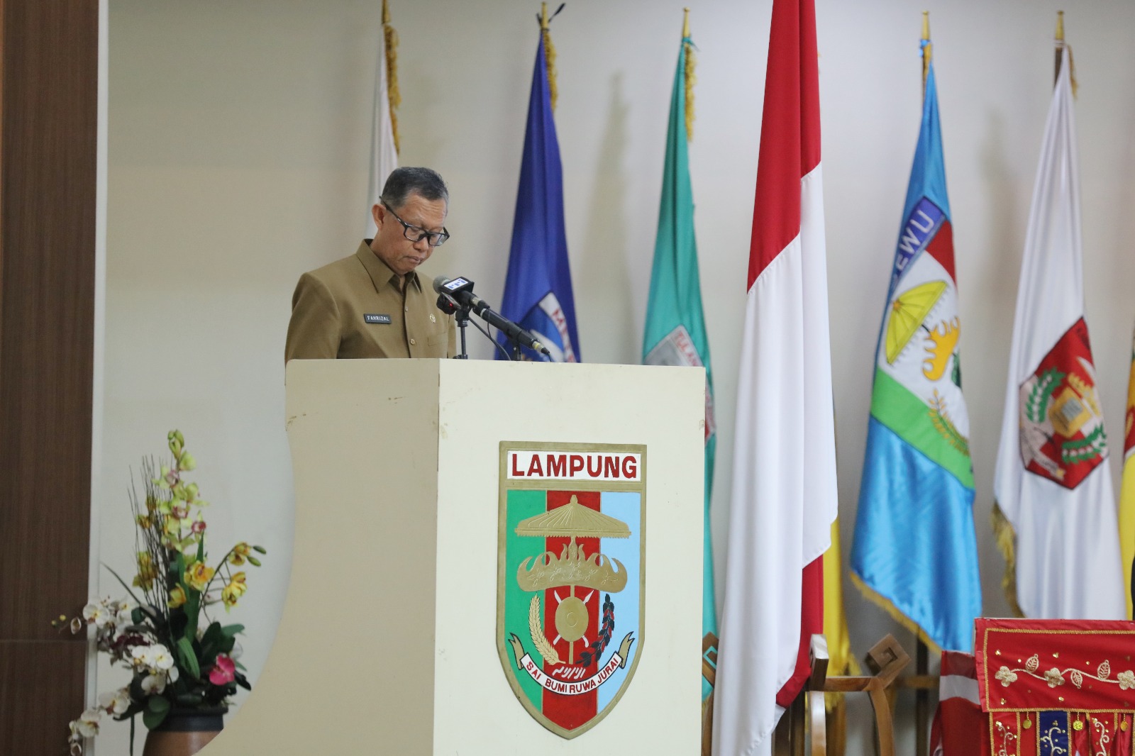 Sekdaprov Lampung Fahrizal Darminto, mewakili Pj. Gubernur Lampung Samsudin,  menyerahkan Raperda APBD Provinsi Lampung Tahun Anggaran 2025 || Foto: Adpim Pemprov Lampung