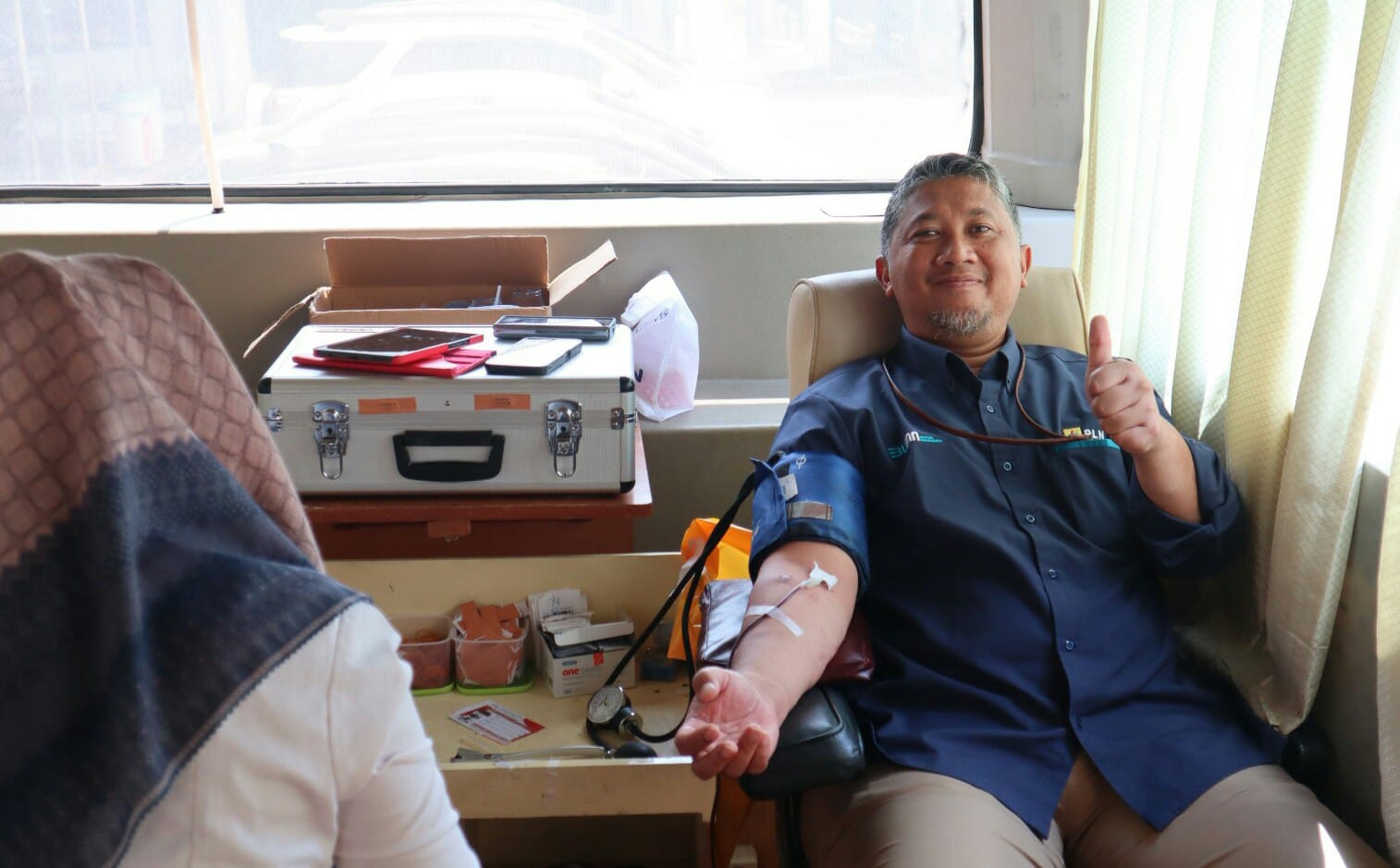 Rio Widiya Nugraha, selaku SRM Keuangan, Komunikasi, dan Umum PLN UID Lampung dalam aksi Donor Darah bersama PMI || Foto: PLN UID Lampung