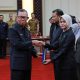 Sekdaprov Lampung Fahrizal Darminto, mewakili Pj. Gubernur Lampung Samsudin, melantik dan mengambil sumpah jabatan 23 Pejabat Fungsional di Lingkungan Pemerintah Provinsi Lampung || Foto: Adpim Pemprov Lampung