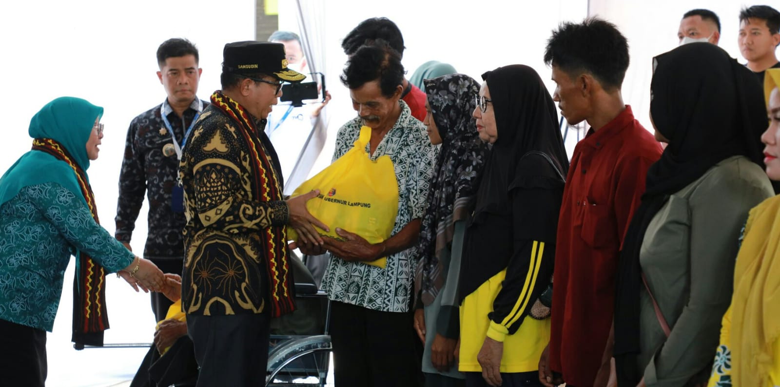 Pj. Gubernur Lampung Samsudin saat memberikan sejumlah bantuan kepada masyarakat Mesuji diantaranya 50 paket sembako, dan lain-lain || Foto: Adpim Pemprov Lampung