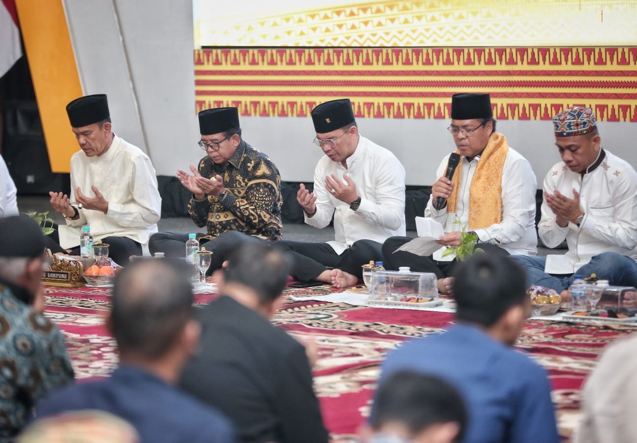 Pj. Gubernur Lampung Samsudin menggelar doa bersama untuk keberhasilan Kontingen Lampung pada Pekan Olahraga Nasional (PON) XXI Aceh-Sumut 2024 || Foto: Adpim Pemprov Lampung