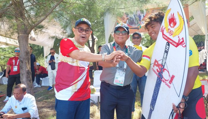 Kunjungi 4 Atlet PON Lampung Cabor Selancar Ombak, Pj Gubernur Samsudin Beri Semangat untuk Taklukkan Ombak Pantai Aceh