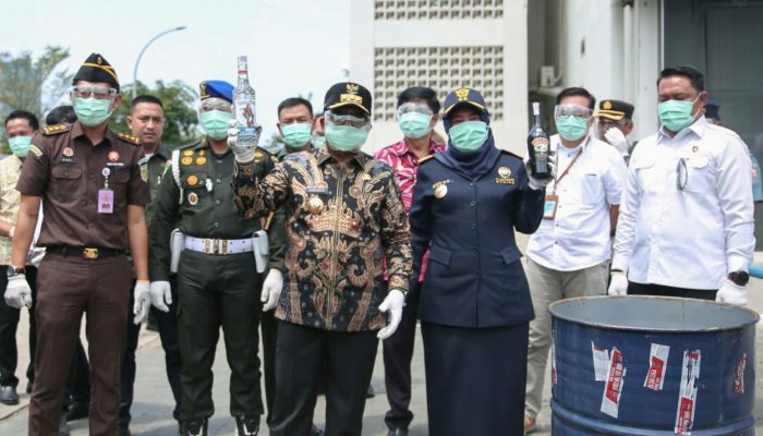 Pj Gubernur Lampung Hadiri Pemusnahan 28,5 juta Batang Rokok Ilegal dan 2 Ribu Liter Miras Ilegal