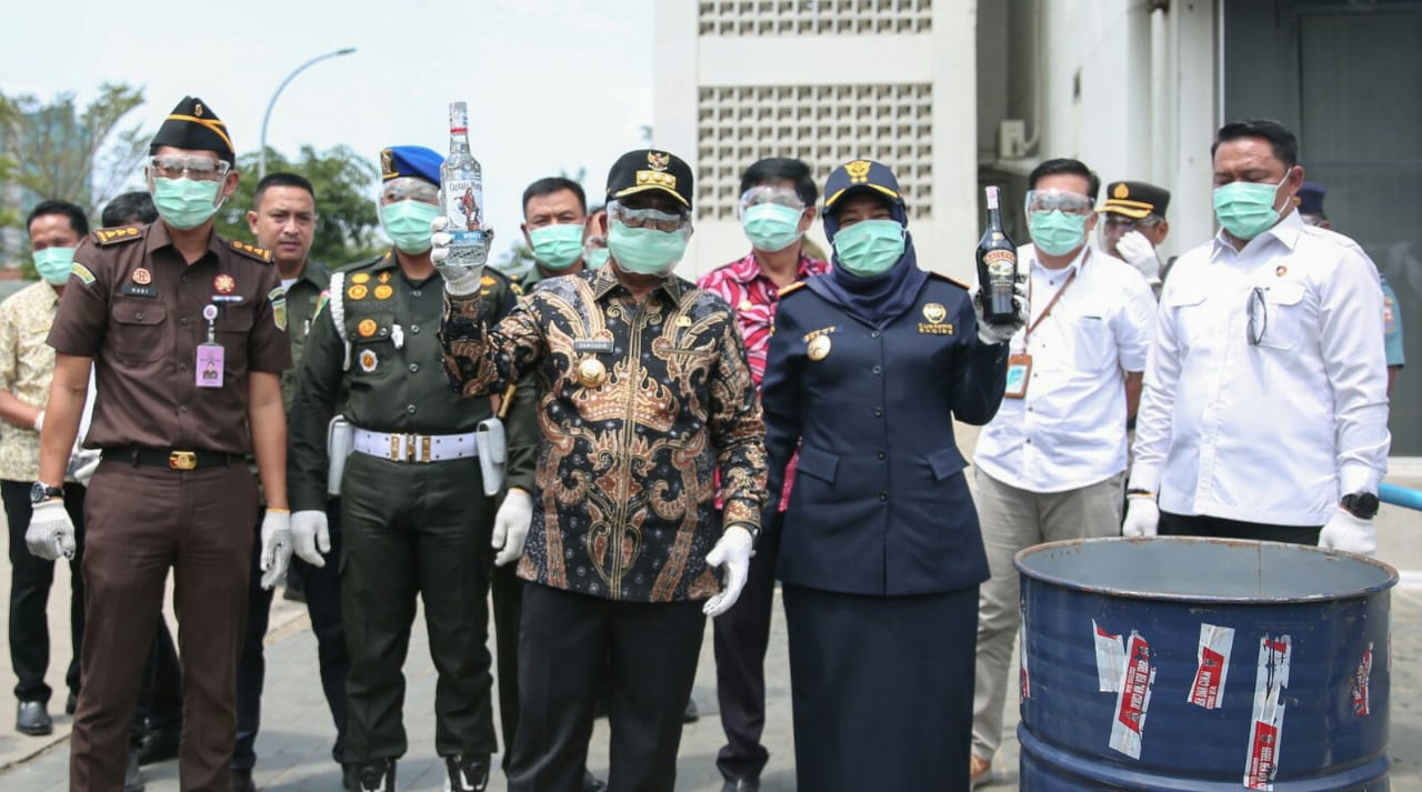 Pj. Gubernur Lampung Samsudin menghadiri pemusnahan 28,5 juta batang rokok ilegal dan 2 ribu liter minuman mengandung etil alkohol (MMEA/miras) ilegal, di Kanwil DJBC Sumbagbar Bandar Lampung || Foto: Adpim Pemprov Lampung