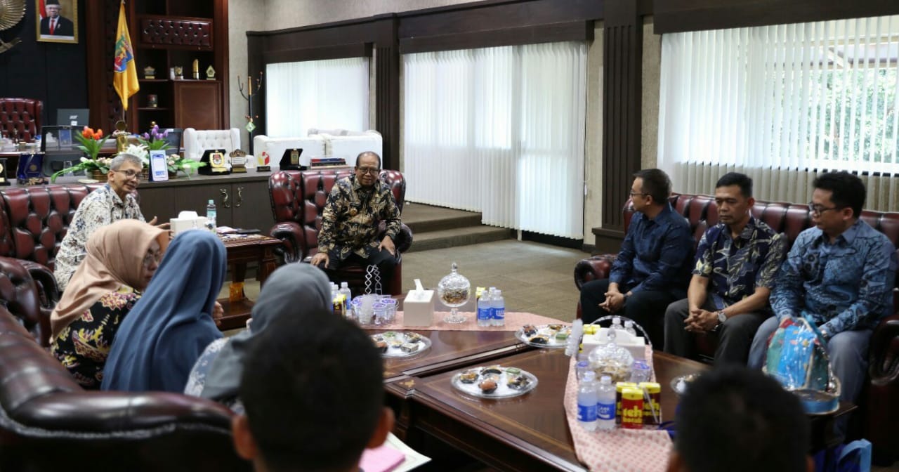 Pj. Gubernur Lampung Samsudin menerima kunjungan pengurus yayasan LAZ Bakrie Amanah, milik Bakrie Group yang tengah memantau perkembangan pembangunan Masjid Al-Bakrie di Enggal, Bandar Lampung || Foto: Adpim Pemprov Lampung